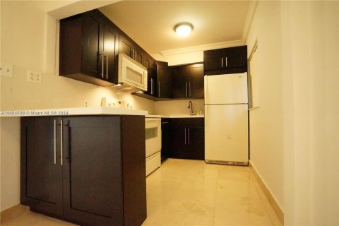 Condominio en venta en Hialeah, Florida № 1227474 - foto 2