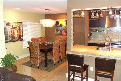 Condo in Oakland Park, Florida, 2 bedrooms  № 1054075 - photo 1