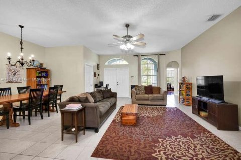Купить виллу или дом в Хомстед, Флорида 4 спальни, 192.59м2, № 1065036 - фото 12