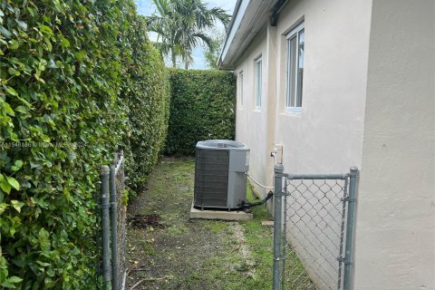 House in Cutler Bay, Florida 3 bedrooms, 117.43 sq.m. № 1058256 - photo 20