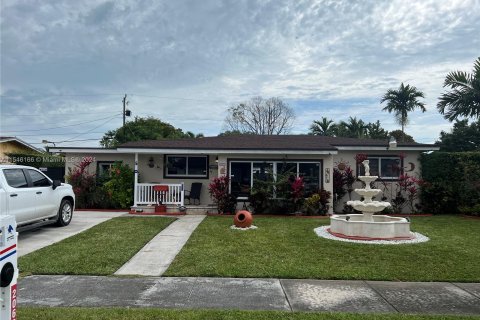 House in Cutler Bay, Florida 3 bedrooms, 117.43 sq.m. № 1058256 - photo 1