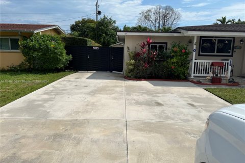 House in Cutler Bay, Florida 3 bedrooms, 117.43 sq.m. № 1058256 - photo 3