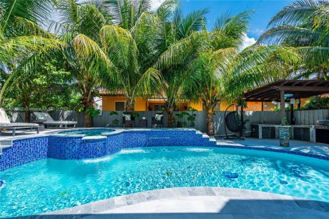 Casa en venta en Miami, Florida, 5 dormitorios, 281.59 m2 № 1395021 - foto 17