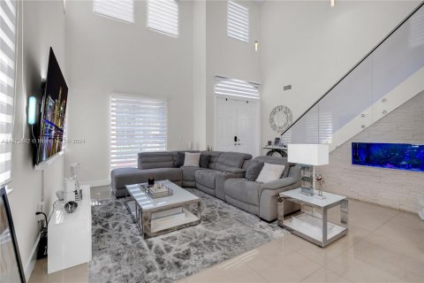 Villa ou maison à vendre à Miami, Floride: 5 chambres, 281.59 m2 № 1395021 - photo 4