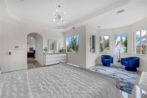 Villa ou maison à vendre à Miami, Floride: 5 chambres, 281.59 m2 № 1395021 - photo 8