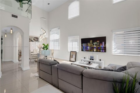 Casa en venta en Miami, Florida, 5 dormitorios, 281.59 m2 № 1395021 - foto 3