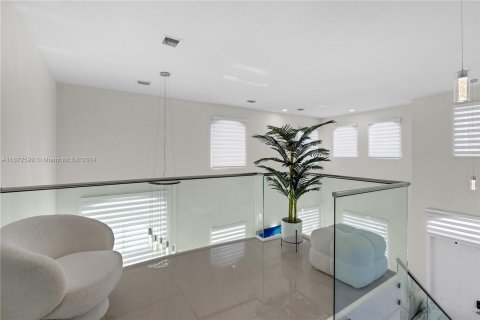 Villa ou maison à vendre à Miami, Floride: 5 chambres, 281.59 m2 № 1395021 - photo 12