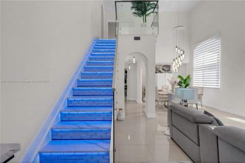 Villa ou maison à vendre à Miami, Floride: 5 chambres, 281.59 m2 № 1395021 - photo 2