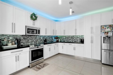 Casa en venta en Miami, Florida, 5 dormitorios, 281.59 m2 № 1395021 - foto 6