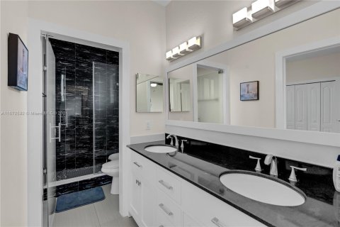 Casa en venta en Miami, Florida, 5 dormitorios, 281.59 m2 № 1395021 - foto 14