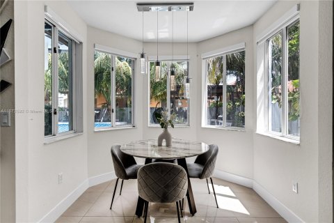 Casa en venta en Miami, Florida, 5 dormitorios, 281.59 m2 № 1395021 - foto 5