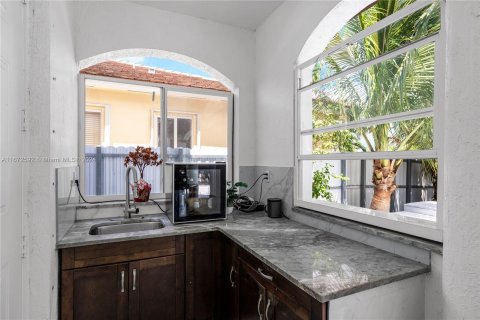 Villa ou maison à vendre à Miami, Floride: 5 chambres, 281.59 m2 № 1395021 - photo 13