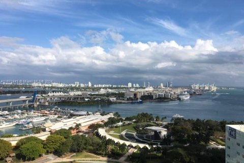 Condominio en alquiler en Miami, Florida, 1 dormitorio, 74.51 m2 № 1394972 - foto 1