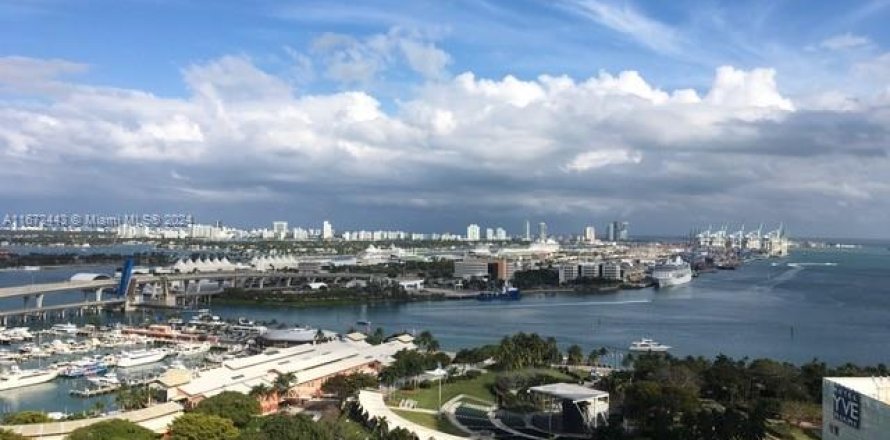 Condominio en Miami, Florida, 1 dormitorio  № 1394972