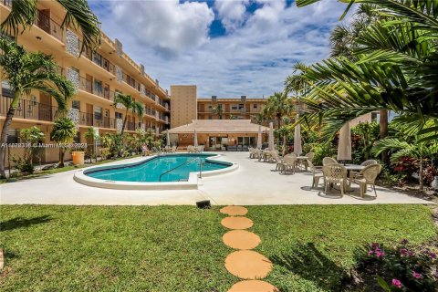 Condominio en venta en Hollywood, Florida, 1 dormitorio, 47.38 m2 № 1269156 - foto 1