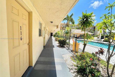 Condo in Hollywood, Florida, 1 bedroom  № 1269156 - photo 9