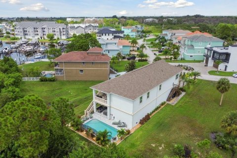 House in New Port Richey, Florida 4 bedrooms, 246.93 sq.m. № 1340794 - photo 30