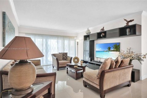 Condo in Sunny Isles Beach, Florida, 2 bedrooms  № 1348653 - photo 18