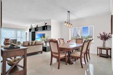 Condo in Sunny Isles Beach, Florida, 2 bedrooms  № 1348653 - photo 17