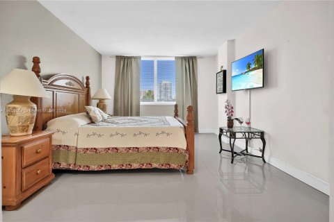 Condo in Sunny Isles Beach, Florida, 2 bedrooms  № 1348653 - photo 23