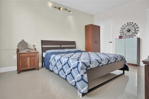 Condo in Sunny Isles Beach, Florida, 2 bedrooms  № 1348653 - photo 25