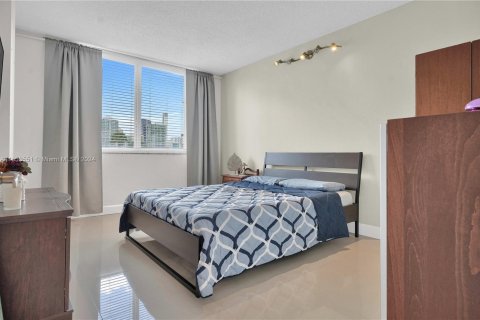 Condo in Sunny Isles Beach, Florida, 2 bedrooms  № 1348653 - photo 26