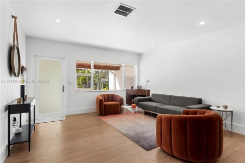 Casa en venta en Miami, Florida, 3 dormitorios, 237.64 m2 № 1419998 - foto 4