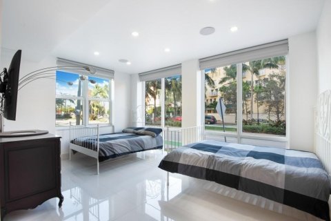 Condominio en venta en Miami Beach, Florida, 6 dormitorios, 390.19 m2 № 1045511 - foto 17