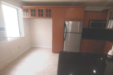 Condo in Miami Beach, Florida, 1 bedroom  № 1076629 - photo 11