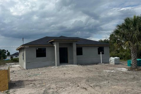 House in Lehigh Acres, Florida 3 bedrooms № 1225010 - photo 3