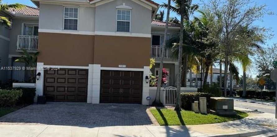 Townhouse in Doral, Florida 3 bedrooms, 208.57 sq.m. № 1024083