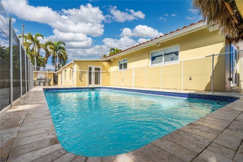 House in Miami, Florida 5 bedrooms, 209.59 sq.m. № 1401556 - photo 6