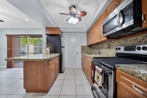 Condo in Miami, Florida, 1 bedroom  № 1394303 - photo 9