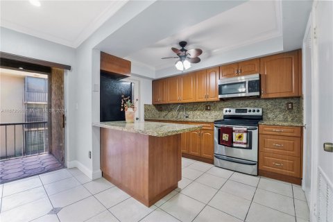 Condo in Miami, Florida, 1 bedroom  № 1394303 - photo 10