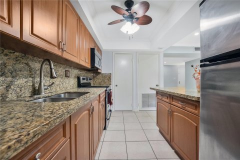 Condo in Miami, Florida, 1 bedroom  № 1394303 - photo 8