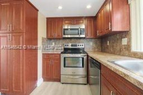 Townhouse in Miami, Florida 3 bedrooms, 128.02 sq.m. № 1329289 - photo 2