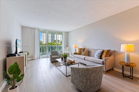 Condominio en venta en Sunny Isles Beach, Florida, 1 dormitorio, 93.37 m2 № 1329281 - foto 4