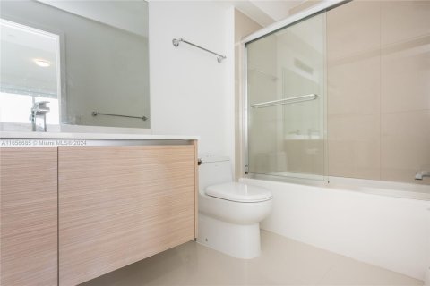 Condominio en alquiler en Miami, Florida, 3 dormitorios, 148.74 m2 № 1356613 - foto 19