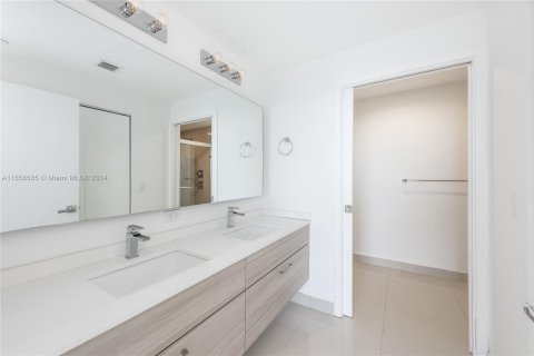 Condominio en alquiler en Miami, Florida, 3 dormitorios, 148.74 m2 № 1356613 - foto 14