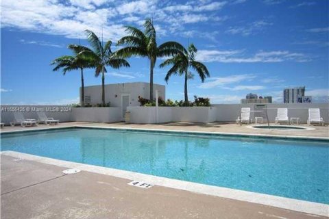 Condo in Miami, Florida, 1 bedroom  № 1356612 - photo 13