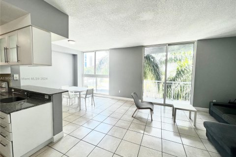 Condo in Miami, Florida, 1 bedroom  № 1356612 - photo 5