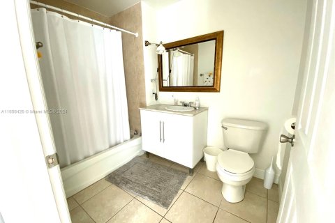 Condo in Miami, Florida, 1 bedroom  № 1356612 - photo 8