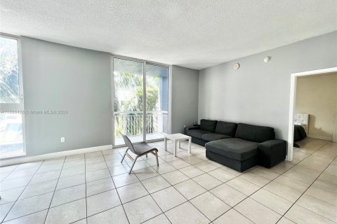 Condo in Miami, Florida, 1 bedroom  № 1356612 - photo 2