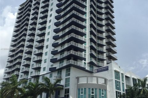 Condo in Miami, Florida, 1 bedroom  № 1356612 - photo 1