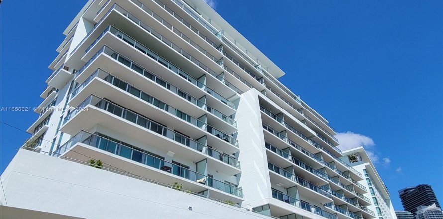 Estudio en el Condominio en Miami, Florida  № 1356615