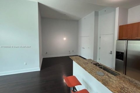 Condominio en alquiler en Miami, Florida, 1 dormitorio, 78.5 m2 № 1356611 - foto 2