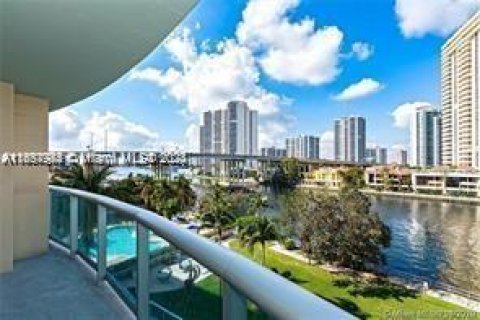 Condo in Sunny Isles Beach, Florida, 1 bedroom  № 1360248 - photo 1