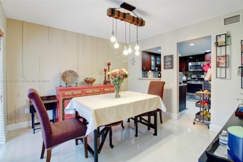 Townhouse in Miami, Florida 3 bedrooms, 137.31 sq.m. № 1360275 - photo 10