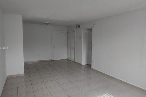 Condo in Hialeah, Florida, 1 bedroom  № 1396793 - photo 6