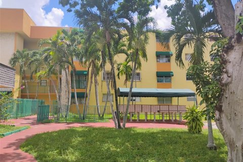 Condo in Hialeah, Florida, 1 bedroom  № 1396793 - photo 5